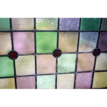 Farbenfrohes Buntglasfenster aus der viktorianischen Epoche