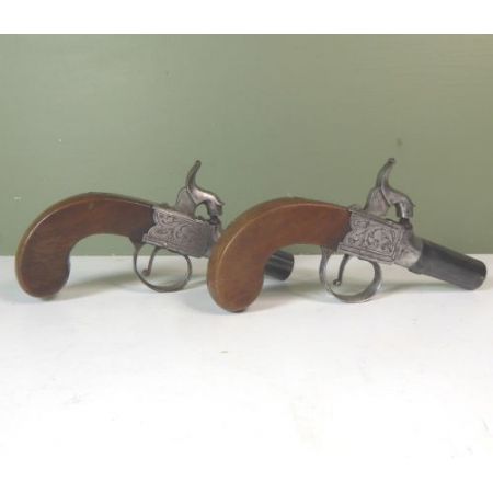 Pistolenpaar mit Nussholzgriff 1830