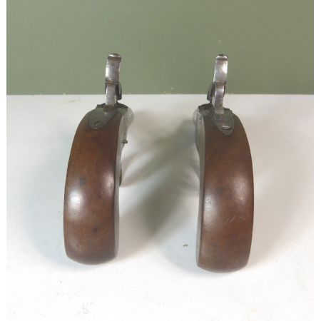 Pistolenpaar mit Nussholzgriff 1830