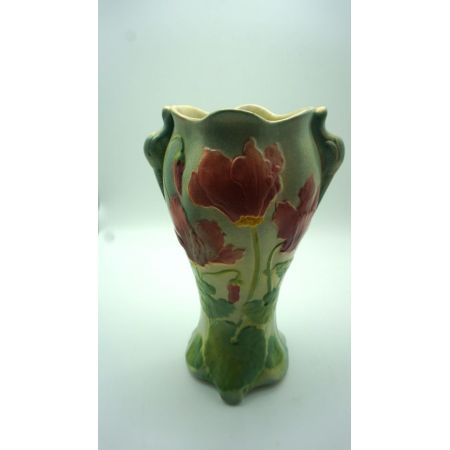 Grüne Porzellanvase mit roten Blumen  france 