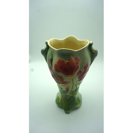 Grüne Porzellanvase mit roten Blumen  france 
