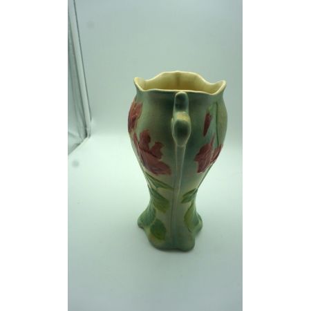 Grüne Porzellanvase mit roten Blumen  france 