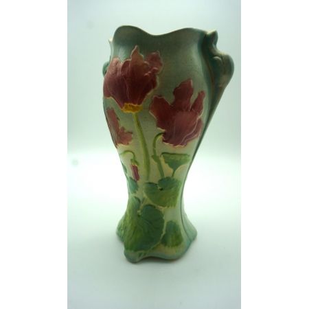 Grüne Porzellanvase mit roten Blumen  france 
