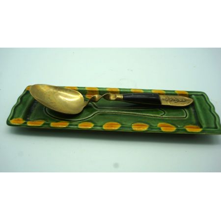 Grüne Schale mit goldenem Löffel