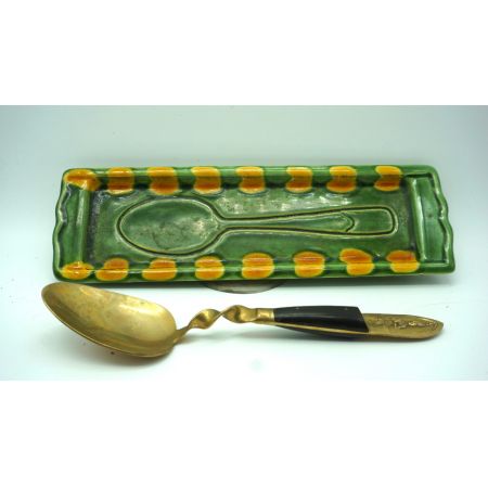 Grüne Schale mit goldenem Löffel