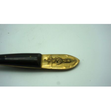 Grüne Schale mit goldenem Löffel