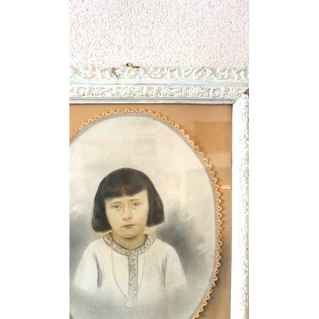 Kinderportrait in antikem weißem Rahmen