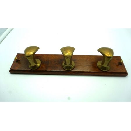 Holzgarderobe mit drei Messinghaken