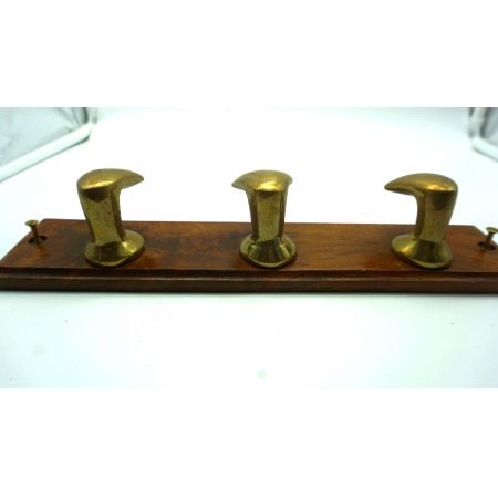 Holzgarderobe mit drei Messinghaken
