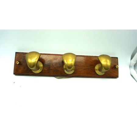 Holzgarderobe mit drei Messinghaken