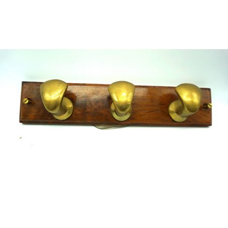 Holzgarderobe mit drei Messinghaken