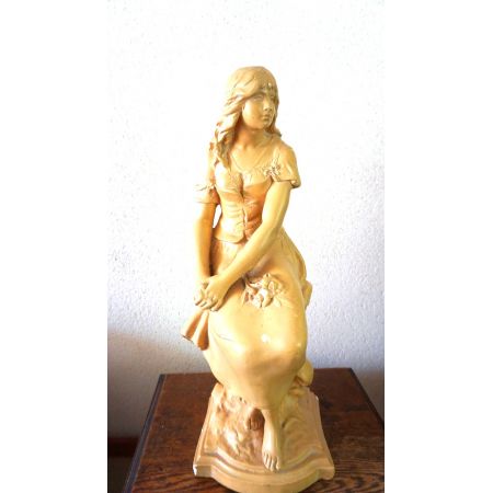 Antike Figur Mädchen im Kleid