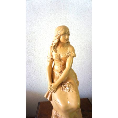 Antike Figur Mädchen im Kleid