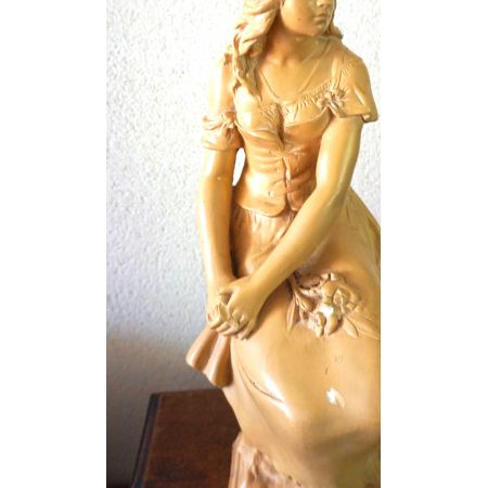 Antike Figur Mädchen im Kleid