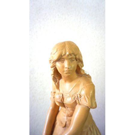 Antike Figur Mädchen im Kleid