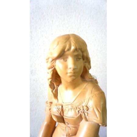 Antike Figur Mädchen im Kleid