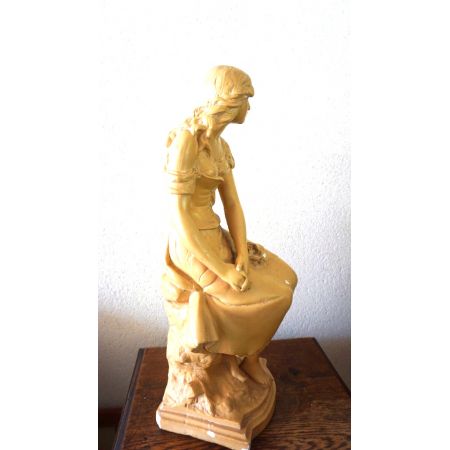 Antike Figur Mädchen im Kleid