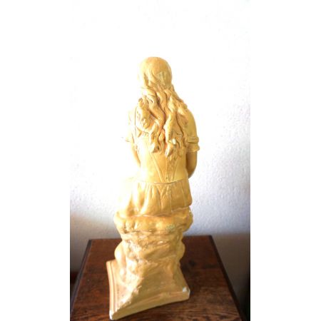 Antike Figur Mädchen im Kleid