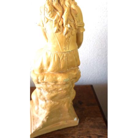 Antike Figur Mädchen im Kleid