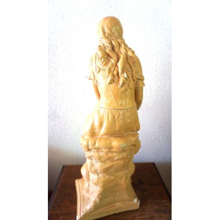 Antike Figur Mädchen im Kleid