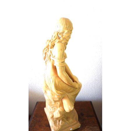 Antike Figur Mädchen im Kleid