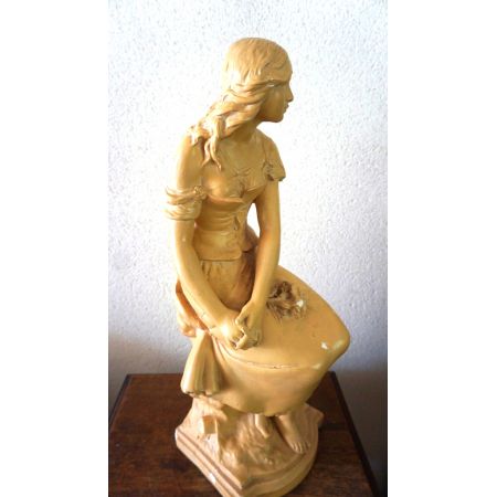 Antike Figur Mädchen im Kleid