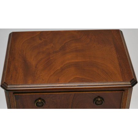 Kleine Mahagoni Kommode "On Legs"