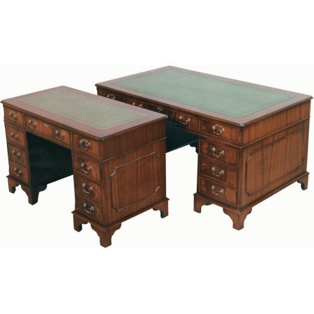 Mittelgroßer Schreibtisch "Pedestal Desk" mit Schubladen