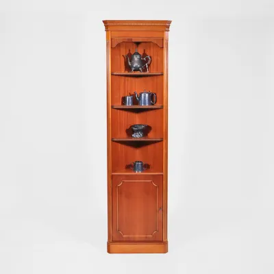 Yew Corner Cupboard – Englischer Eibe Eckschrank/Eckregal für platzsparende Einrichtung – Variabele Einlegeböden