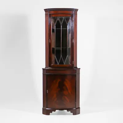 Englischer Mahagoni Vitrinenschrank – Eckvitrine aus Holz im klassischen Stil