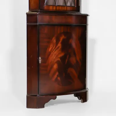Englischer Mahagoni Vitrinenschrank – Eckvitrine aus Holz im klassischen Stil