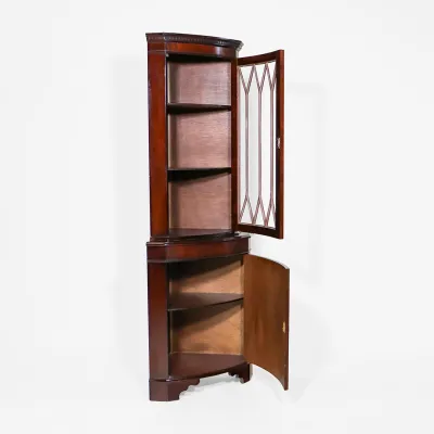 Englischer Mahagoni Vitrinenschrank – Eckvitrine aus Holz im klassischen Stil
