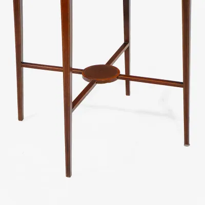 Original Edwardian Table mit feinen Intarsien und eleganter Formgebung