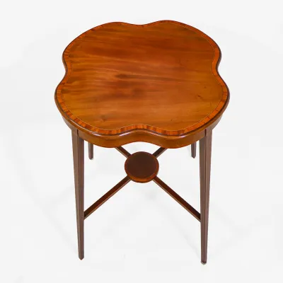 Original Edwardian Table mit feinen Intarsien und eleganter Formgebung