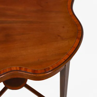 Original Edwardian Table mit feinen Intarsien und eleganter Formgebung