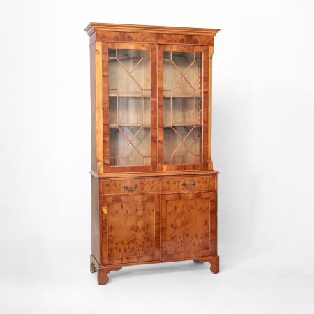 "Burr-Yew" Eibe Bücherschrank, Vitrinenschrank im englischen Stil, Two Door Bookcase Georgian Style