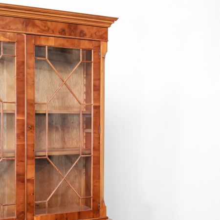 "Burr-Yew" Eibe Bücherschrank, Vitrinenschrank im englischen Stil, Two Door Bookcase Georgian Style