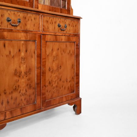 "Burr-Yew" Eibe Bücherschrank, Vitrinenschrank im englischen Stil, Two Door Bookcase Georgian Style