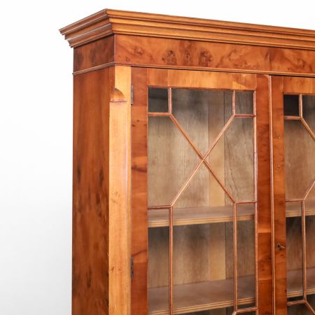 "Burr-Yew" Eibe Bücherschrank, Vitrinenschrank im englischen Stil, Two Door Bookcase Georgian Style