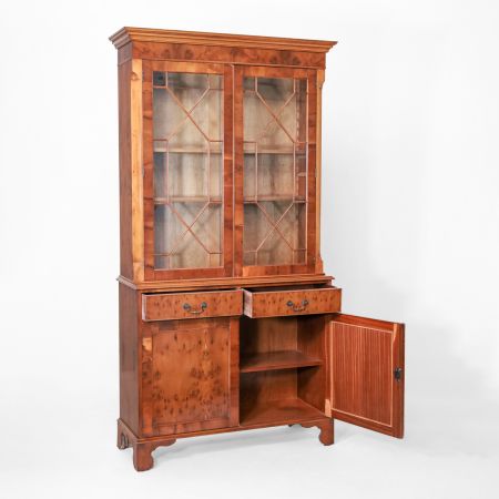 "Burr-Yew" Eibe Bücherschrank, Vitrinenschrank im englischen Stil, Two Door Bookcase Georgian Style