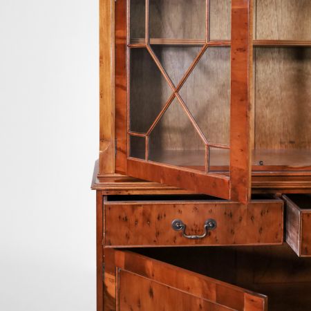 "Burr-Yew" Eibe Bücherschrank, Vitrinenschrank im englischen Stil, Two Door Bookcase Georgian Style