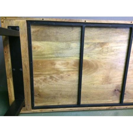 Esstisch aus feinem Massivholz mit U-Beinen aus Metall