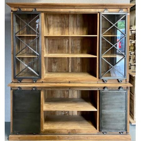 Breiter Vitrinenschrank