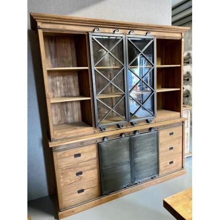 Breiter Vitrinenschrank