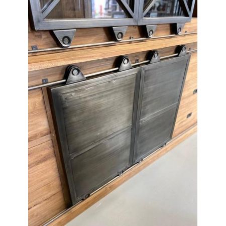 Breiter Vitrinenschrank