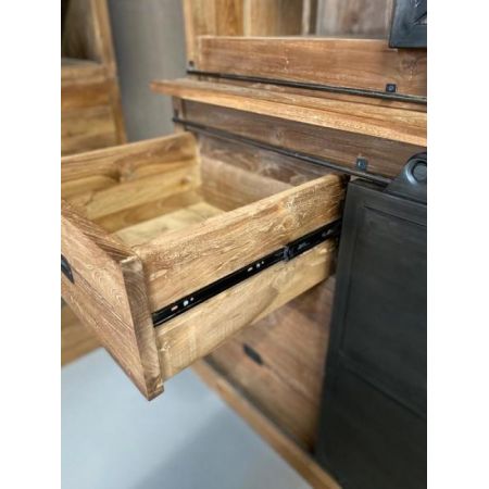 Breiter Vitrinenschrank