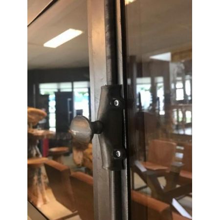 Schmaler Vitrinenschrank