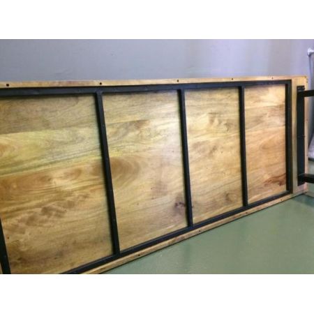 Esstisch aus feinem Massivholz mit U-Beinen aus Metall