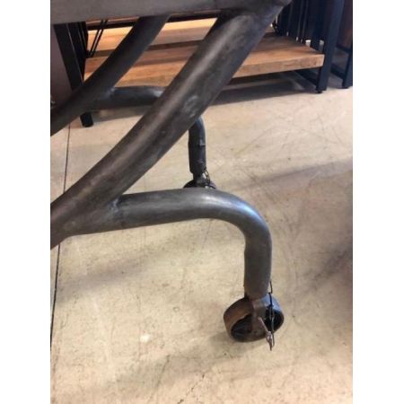 Rundes Bücherregal auf Rädern