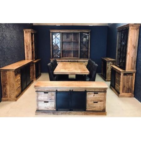 Industrielles Sideboard mit Akzenten des Landhausstiles